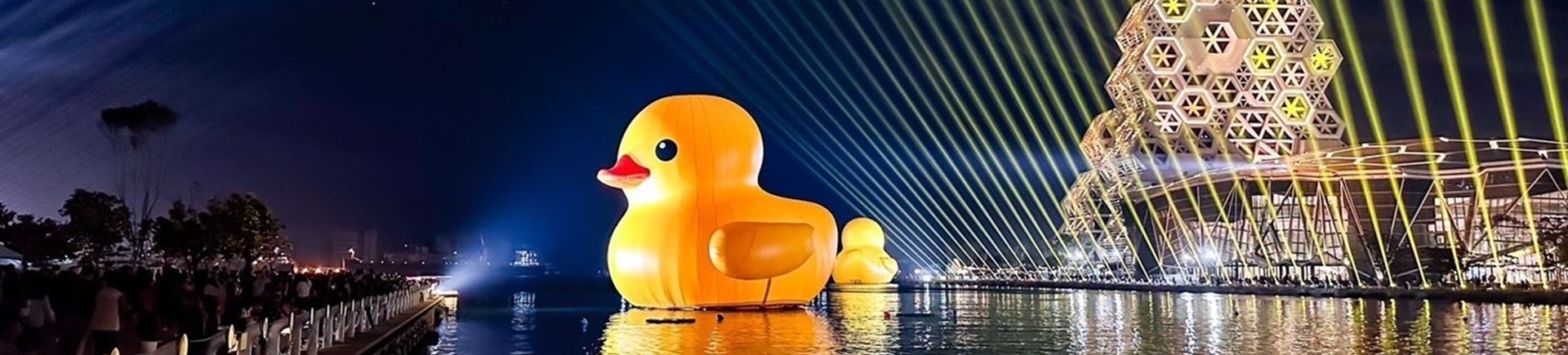 圖10、晚上搭配愛河灣燈光展演，歡迎民眾捕捉不同視角的小鴨照.jpg