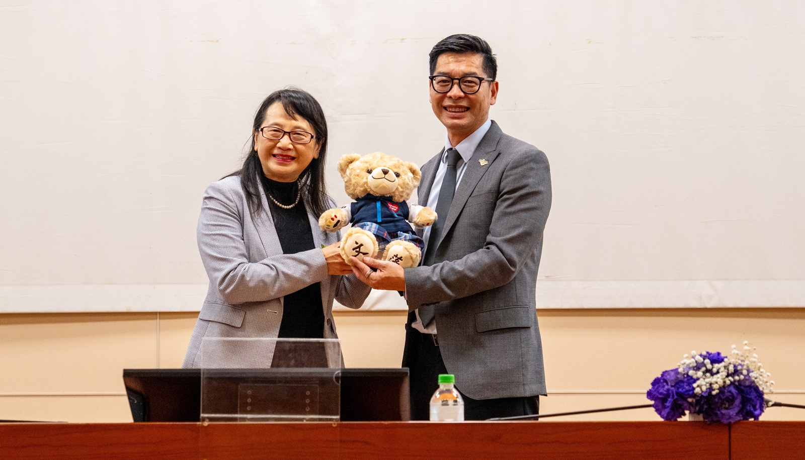 (圖2)文藻外語大學莊慧玲校長(左)致贈文藻熊予美國華裔民選官員協會劉珝林會長(右)，象.jpg