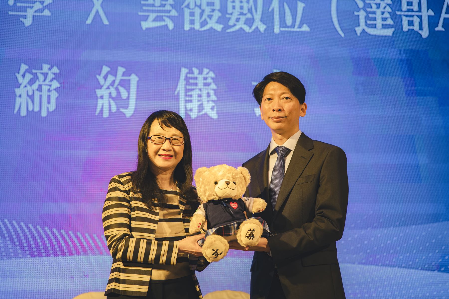 新聞圖說２：文藻外語大學與雲馥科技今日簽署合作備忘錄， 締約儀式由文藻外大莊慧玲.jpg